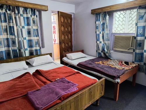 Ліжко або ліжка в номері HOTEL SHIVOM