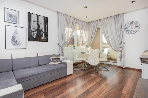 sala de estar con sofá y mesa en Spacious Apartment in the centre of Gdańsk by Rent like home en Gdansk