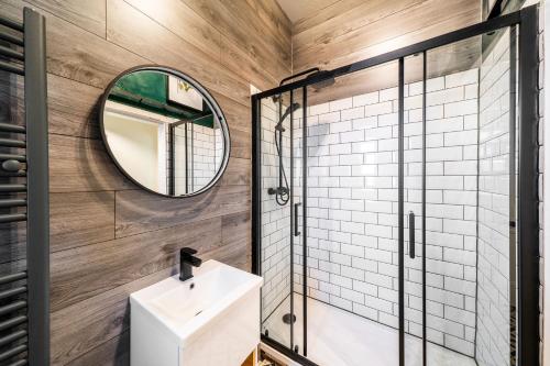 a bathroom with a sink and a mirror at Central Apartment - Industrial in Blairgowrie