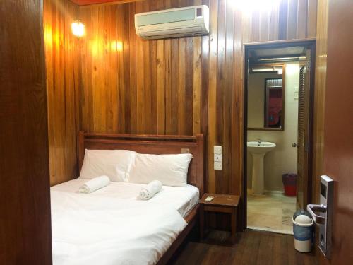 a bedroom with a bed with a wooden wall at OYO 90909 I.villa Inn in Kuala Lumpur