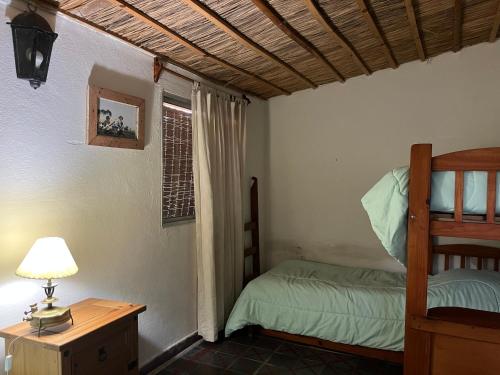 a bedroom with a bunk bed and a window at Sarandí de Mariscala in Mariscala