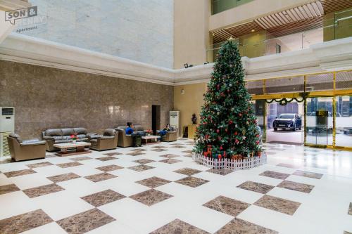 ein Weihnachtsbaum in der Lobby eines Hotels in der Unterkunft Son&Henry Cantavil Korean Apt in Ho-Chi-Minh-Stadt