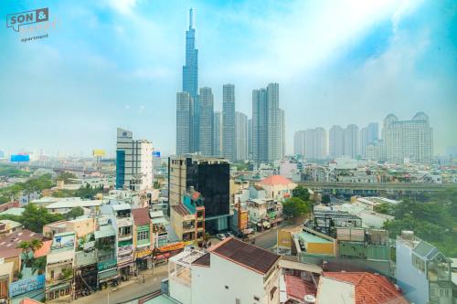 Blick auf eine Stadt mit hohen Gebäuden in der Unterkunft Son&Henry Cantavil Korean Apt in Ho-Chi-Minh-Stadt