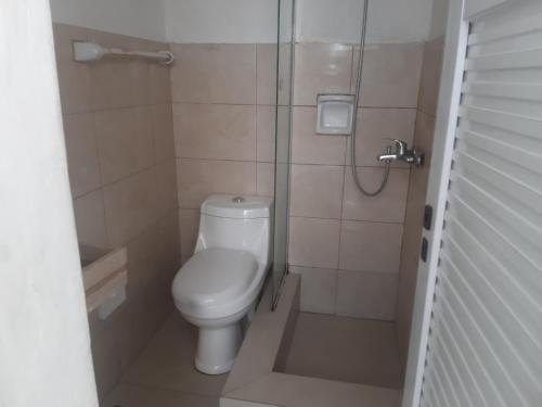 Hostel positivo في بوينس آيرس: حمام صغير مع مرحاض ودش