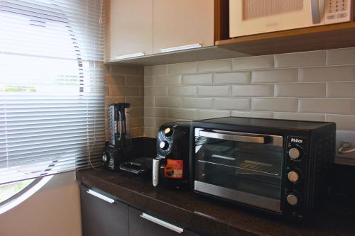 Dapur atau dapur kecil di Gontijo Apart Hotel