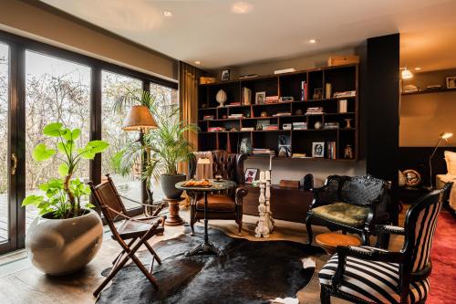 uma sala de estar com mobiliário e uma grande janela em Le Petit Chalet em Brasov