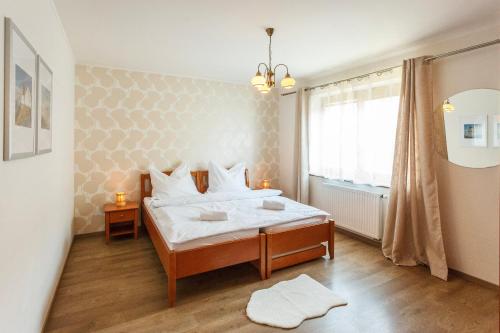 リプノ・ナト・ヴルタヴォウにあるVila Rozinka Lipnoのベッドルーム(ベッド1台、窓付)