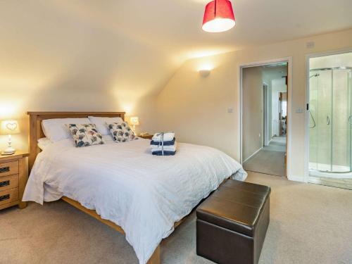 ein Schlafzimmer mit einem großen weißen Bett und einem Fenster in der Unterkunft 2 bed in Chepstow 87781 in Wolves Newton