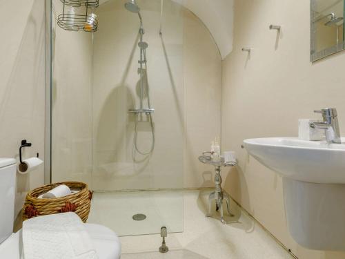 een badkamer met een douche, een toilet en een wastafel bij 1 Bed in Minterne Magna 87379 in Cerne Abbas