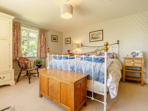 een slaapkamer met een bed, een bureau en een stoel bij 3 Bed in Thirsk 88464 in Bagby