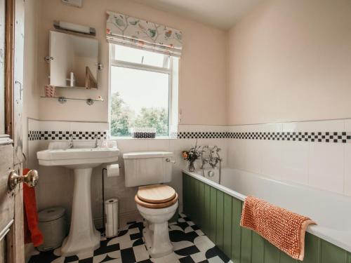 een badkamer met een toilet, een wastafel en een bad bij 3 Bed in Thirsk 88464 in Bagby