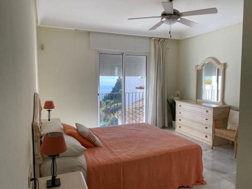1 dormitorio con 1 cama, vestidor y ventana en Precioso apartamento con vistas en Mijas