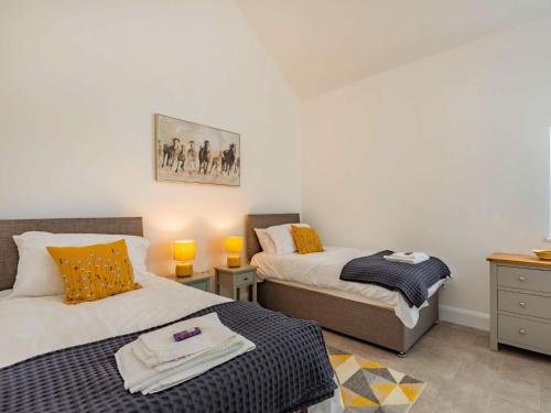 - une chambre avec 2 lits et une commode dans l'établissement 2 bed in Caernarfon 88043, à Caernarfon