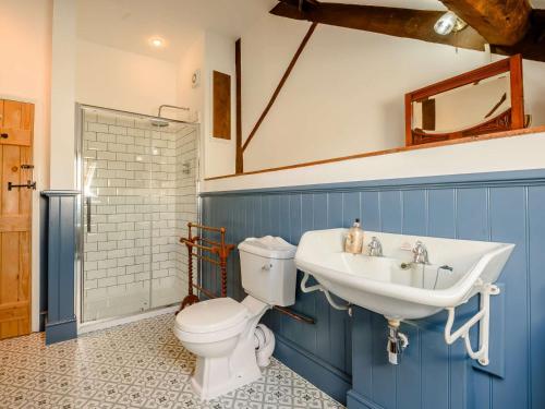 een badkamer met een wit toilet en een wastafel bij 4 Bed in Hartington 88196 in Hartington