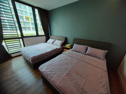 2 Betten in einem Zimmer mit 2 Fenstern in der Unterkunft Aell Homestay Vivacity in Kuching