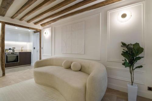 un salon avec un canapé et une cuisine dans l'établissement Suite Royale # Palais de l'Elysée # Paris 8, à Paris