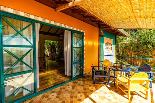 聖克魯斯－卡布拉利亞的住宿－Casa Papaya，一个带玻璃门和桌椅的庭院