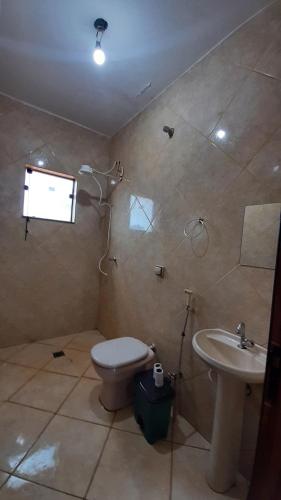 uma casa de banho com um WC e um lavatório em CASA CENTRAL DOURADOS em Dourados