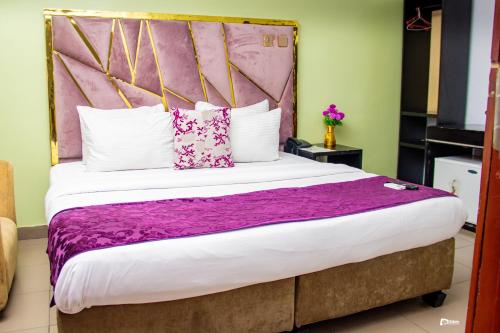 Ένα ή περισσότερα κρεβάτια σε δωμάτιο στο Suru Express Hotel