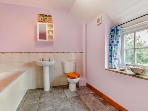La salle de bains est pourvue de toilettes, d'un lavabo et d'une baignoire. dans l'établissement 1 Bed in Yeovil HYDEC, à West Coker