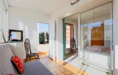 1 dormitorio con 1 cama y balcón en Stunning Home In Cabo De Palos With Wifi, en Cabo de Palos