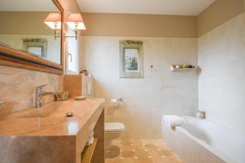 y baño con lavabo, bañera y aseo. en Villa SULIS en Lorgues