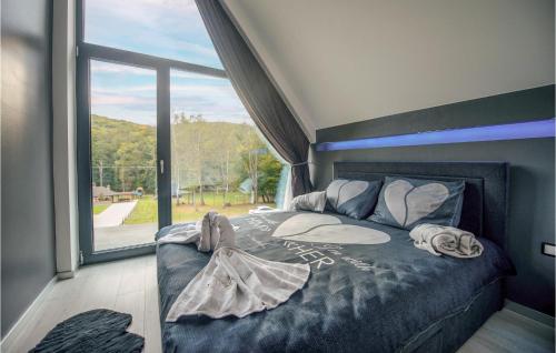 Postel nebo postele na pokoji v ubytování Amazing Home In Novo Zvecevo With House A Panoramic View
