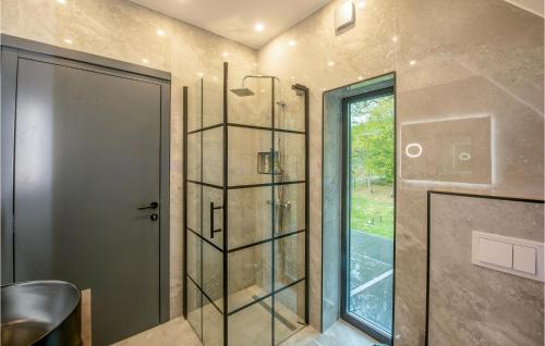 a bathroom with a shower with a glass door at Amazing Home In Novo Zvecevo With House A Panoramic View in Novo Zvecevo