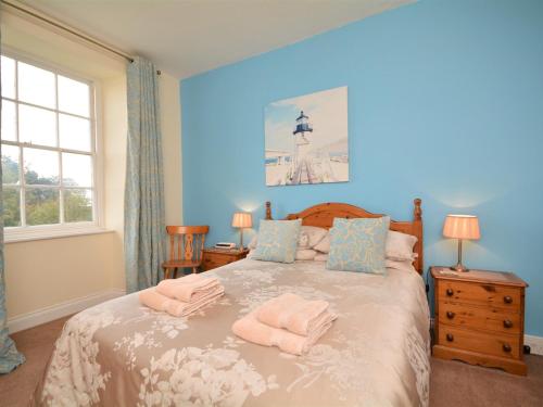 1 dormitorio con 1 cama con 2 toallas en 2 Bed in St Austell TVISS, en Pentewan
