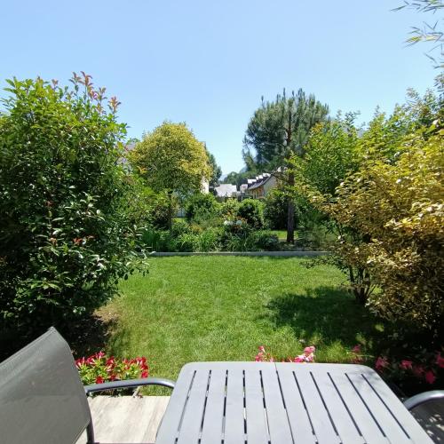 a picnic table in the middle of a yard at Le balcon des cimes in Adast