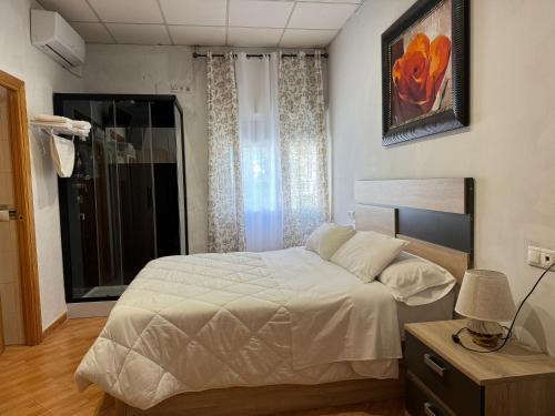 Una cama o camas en una habitación de Hostal El Brillante - Alojamientos El Duque