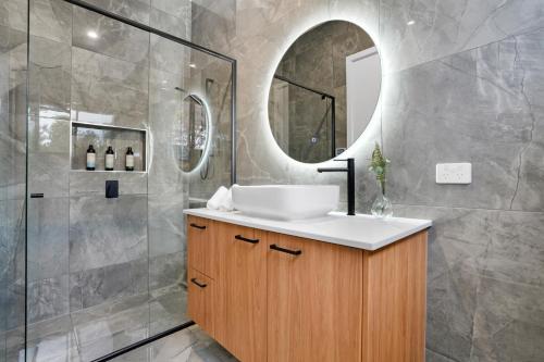 Koupelna v ubytování Amazing Backyard - MAX Entertain Beachside Retreat