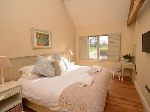um quarto com uma cama com toalhas em 2 Bed in Sherborne 41897 em Yetminster
