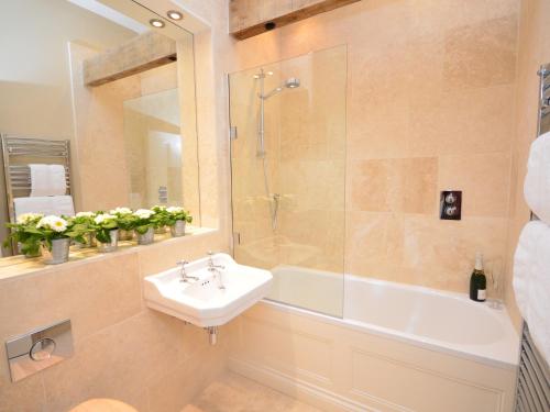 uma casa de banho com um chuveiro, um lavatório e uma banheira em 2 Bed in Sherborne 41897 em Yetminster