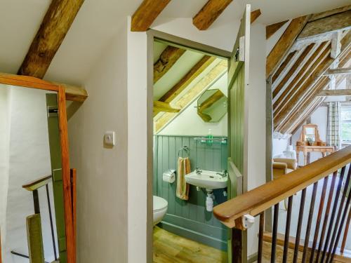 ein Bad mit einem Waschbecken und einem WC in der Unterkunft 6 Bed in Norwich 42594 