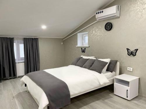 1 dormitorio con 1 cama blanca grande y calentador blanco en Old City Apartments, en Járkov