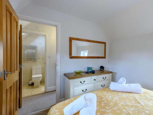 a bedroom with a bed and a bathroom with a toilet at 1 Bed in Lyndhurst NFL60 in Lyndhurst