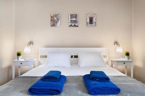 Un dormitorio con una cama blanca con toallas azules. en Playa Flamingo 19 en Playa Blanca