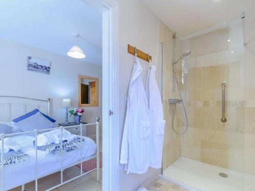 een badkamer met een douche en een bed bij 3 Bed in Thirsk 40351 in Carthorpe