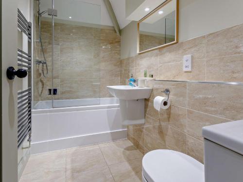 een badkamer met een toilet, een wastafel en een douche bij 3 Bed in Taunton BLABA in Oake
