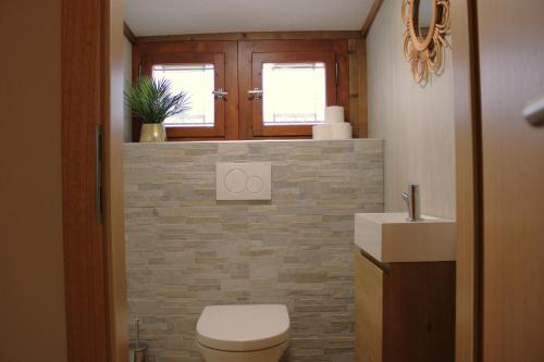 施伦斯Landhaus Heidi Top 5的带马桶和水槽的浴室