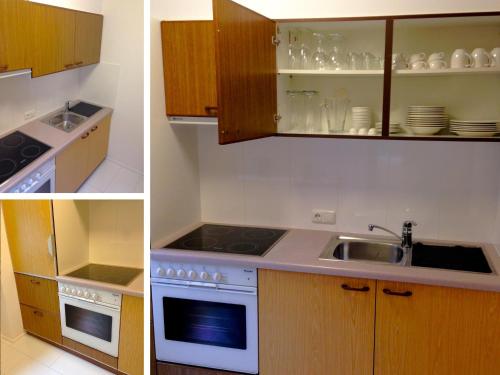 cocina con armarios de madera, fogones y fregadero en Ferienwohnung Tschagguns, en Schruns