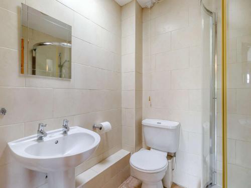 Baño blanco con lavabo y aseo en 2 Bed in Worcester CC008 en Clifton upon Teme