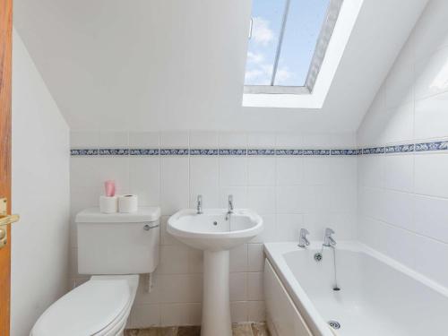 Baño blanco con aseo y lavamanos en 3 bed in Worcester CC037, en Clifton upon Teme