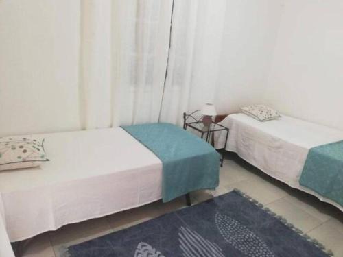 Uma cama ou camas num quarto em Home & Flower - Private bedrooms Funchal