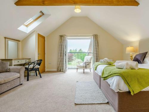 2 Bed in Thirsk 48116 في Carthorpe: غرفة نوم بسرير كبير ونافذة