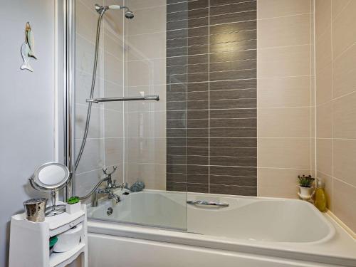 y baño con bañera y ducha. en 2 Bed in Charlestown 50111 en Charlestown