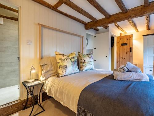 - une chambre avec un grand lit dans l'établissement 3 bed in Stow-on-the-Wold 49965, à Lower Swell