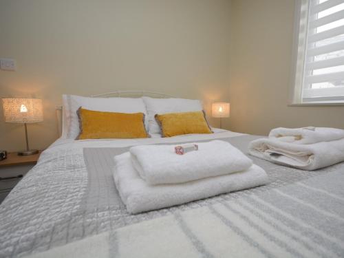 a bedroom with a bed with towels on it at 1 Bed in Instow 52974 in Instow
