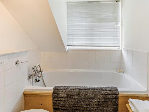 baño con bañera blanca y ventana en 2 Bed in Pett Level 57203, en Pett